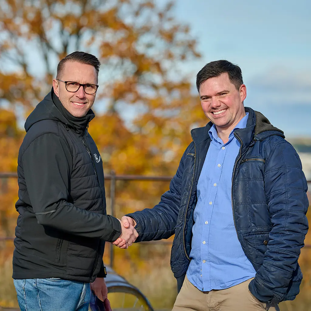 David Norell från BT Ventilation AB och Wilhelm Borgstam från Webbcentralen Sverige AB skakar hand